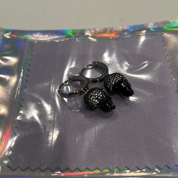Black crystal silver pavé skull earrings with silver rhodium huggie. Handmade - Picture 5 of 6